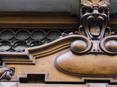 Foto 2.Il sopraluce rettangolare � in legno, vetro e ferro battuto e si decora con delicati disegni circolari, mentre al centro campeggia un grosso mascherone scaramantico (foto di Gennaro Gargiulo)